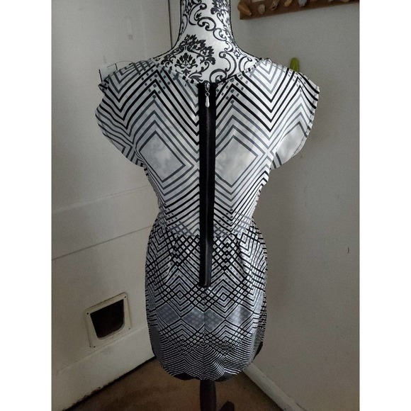 Bebop black and white print above-the-knee dress - Picture 4 of 4